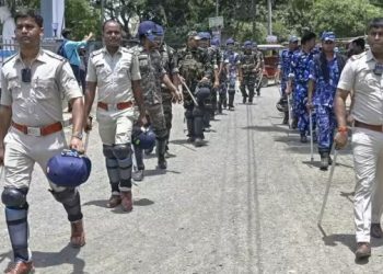 मार्च करती केंद्रीय बल