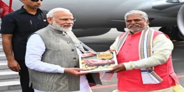 पीएम मोदी के साथ मंत्री प्रेम कुमार। फाइल फोटो।