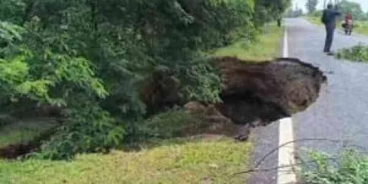 भारी बारिश से गिरिडीह में फटी जमीन, अवैध खनन के कारण खोखली है धरती, दुमका में भी हुई लैंड स्लाइडिंग