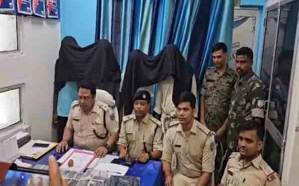 टीपीसी के चार उग्रवादी को पुलिस ने दबोचा, नक्सली पर्चे व हथियार बरामद