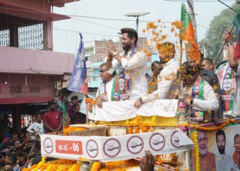 चिराग पासवान से मिलने सड़कों पर उमड़ी जनता की भीड़, चतरा में रोड शो कर जनार्दन पासवान के लिए मांगा समर्थन