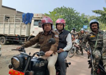 मतदान प्रक्रिया के निरीक्षण हेतु उपायुक्त रांची और वरीय पुलिस अधीक्षक रांची बाइक से निकले