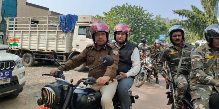 मतदान प्रक्रिया के निरीक्षण हेतु उपायुक्त रांची और वरीय पुलिस अधीक्षक रांची बाइक से निकले