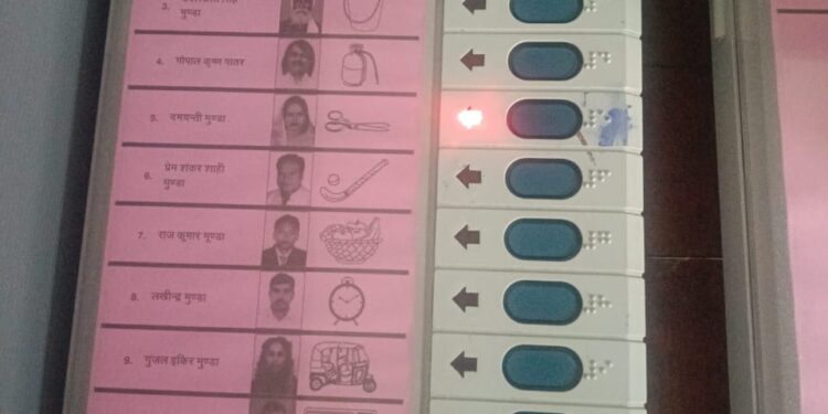 तमाड़ में EVM में स्याही लगाने की शिकायत, बुजुर्गो को हो रही परेशानी