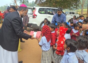 दौना और गोठगाँव में फैलीं क्रिसमस की खुशियाँ, बिशप थियोडोर ने ज़रूरतमंदों और गरीबों को दिए 500 कंबल