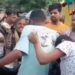 बेटे और उसकी गर्लफ्रेंड को चाऊमीन खाते देख मां ने की सरेआम पिटाई