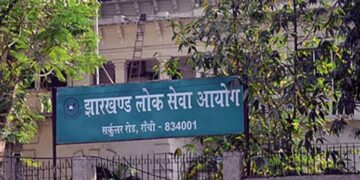 "पूर्व JPSC अध्यक्ष दिलीप प्रसाद कोर्ट में पेश होते हुए" "CBI कोर्ट रांची जहां फैसला सुनाया गया" "JPSC भर्ती प्रक्रिया पर सवाल" "झारखंड सरकारी भ्रष्टाचार केस" "29 लाख रुपये के घोटाले की जांच फाइल"