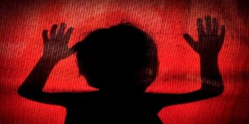 "पटना में अपहृत बच्चे को पुलिस द्वारा बरामद किए जाने का दृश्य" "गर्दनीबाग थाने के अधिकारी मीडिया को जानकारी देते हुए" "अपहरण स्थल - धकनपुरा इलाका, पटना" "बापू टावर जहां से बच्चे को बरामद किया गया" "पीड़ित बच्चे के माता-पिता का इंटरव्यू"