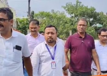 Bettiah District Fisheries Officer Arrested Vigilance Raid Bihar Vigilance team caught Piyush Ranjan Kumar bribery Bettiah Bribery Case viral news Fisheries Department Corruption Bihar Vigilance caught officer red handed in Bettiah