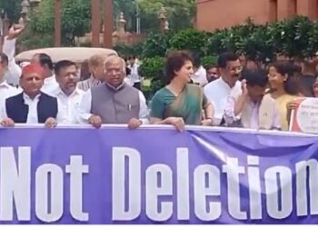 Bihar SIR ड्राफ्ट पर चुनाव आयोग का बड़ा दावा.. संसद के बाहर विपक्ष का हंगामा