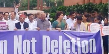 Bihar SIR ड्राफ्ट पर चुनाव आयोग का बड़ा दावा.. संसद के बाहर विपक्ष का हंगामा