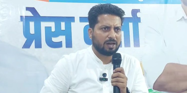 Shashant Shekhar Patna Sahib campaign photo, आपका बेटा आपके द्वार जनसंपर्क कार्यक्रम, Patna city problems survey image, Congress leader Shashant Shekhar house visit, पटना साहिब चुनाव प्रचार फोटो