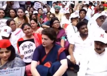 INDI Alliance Sansad March: बैरिकेड के ऊपर से कूदे अखिलेश यादव.. Bihar SIR के खिलाफ 300 सांसदों का मार्च