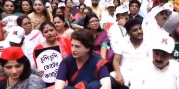 INDI Alliance Sansad March: बैरिकेड के ऊपर से कूदे अखिलेश यादव.. Bihar SIR के खिलाफ 300 सांसदों का मार्च