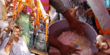 Bihar News: बेतिया में रसगुल्ले से तौले जा रहे थे पूर्व मंत्री.. तभी रसगुल्ला खाने की मच गई लूट !