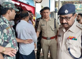 गोपालगंज ज्वेलरी शॉप लूट, Gopalganj Robbery CCTV Footage, 7 हथियारबंद लुटेरे गोपालगंज, सुरभि ज्वेलर्स गोपालगंज, पुलिस जांच स्थल गोपालगंज