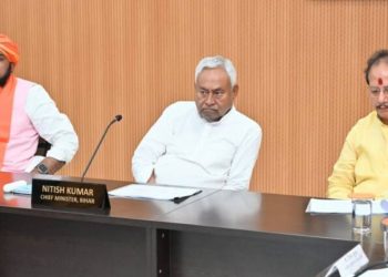 “मुख्यमंत्री नीतीश कुमार कैबिनेट बैठक में” “बिहार कैबिनेट हॉल पटना” “नीतीश कैबिनेट बैठक के बाद मंत्रीगण” “बिहार सरकार के 16 प्रस्ताव पास” “नीतीश कुमार की अध्यक्षता में कैबिनेट बैठक”