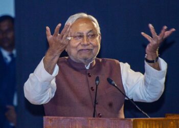 "नीतीश कुमार ने शिक्षा कर्मियों का मानदेय दोगुना करने की घोषणा की" "बिहार के स्कूल में मध्याह्न भोजन योजना की रसोइयां" "रात्रि प्रहरियों और स्वास्थ्य अनुदेशकों के मानदेय में वृद्धि" "बिहार में शिक्षा बजट बढ़ाने की घोषणा करते सीएम नीतीश कुमार"