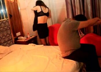 "पटना के डाकबंगला चौराहा स्पा में पुलिस की छापेमारी" "स्पा से नाबालिग और युवती को मुक्त कराती पुलिस" "स्पा सेंटर के बाहर जांच में जुटी पुलिस टीम" "पटना पुलिस द्वारा सील किया गया अवैध स्पा सेंटर"