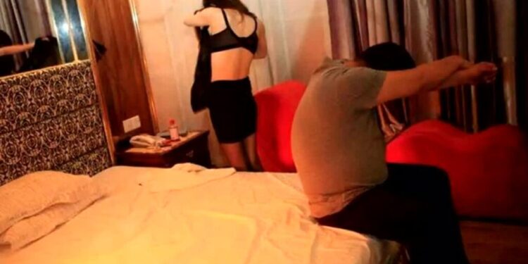 "पटना के डाकबंगला चौराहा स्पा में पुलिस की छापेमारी" "स्पा से नाबालिग और युवती को मुक्त कराती पुलिस" "स्पा सेंटर के बाहर जांच में जुटी पुलिस टीम" "पटना पुलिस द्वारा सील किया गया अवैध स्पा सेंटर"