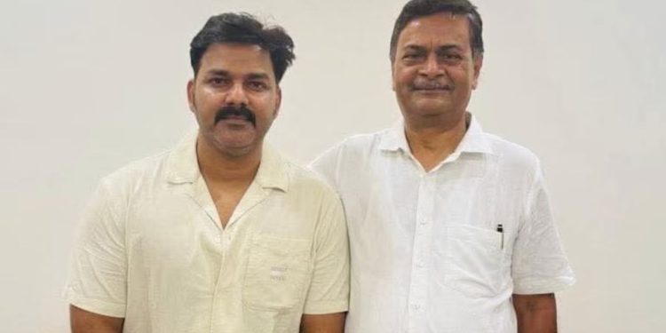 Pawan Singh with RK Singh in Delhi, पवन सिंह आरके सिंह मुलाकात फोटो, Bihar Election 2025 Political Meeting, Bhojpuri Star Pawan Singh Political News