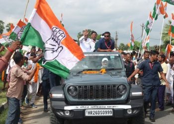 “राहुल गांधी स्कूली बच्चों से मिलते हुए” “नवादा में राहुल गांधी का स्वागत” “हिसुआ में भाजपा कार्यकर्ताओं का हंगामा” “तेजस्वी यादव और राहुल गांधी का काफिला” “वोटर अधिकार यात्रा में उमड़े समर्थक”