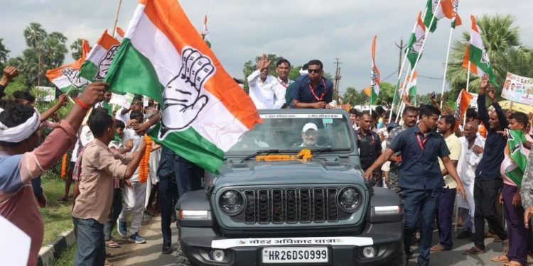 “राहुल गांधी स्कूली बच्चों से मिलते हुए” “नवादा में राहुल गांधी का स्वागत” “हिसुआ में भाजपा कार्यकर्ताओं का हंगामा” “तेजस्वी यादव और राहुल गांधी का काफिला” “वोटर अधिकार यात्रा में उमड़े समर्थक”