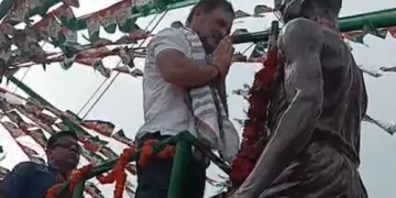 Rahul Gandhi Voter Adhikar Yatra Bihar Photo, राहुल गांधी गोपालगंज रोड शो, Tejashwi Yadav injured in yatra, Bihar voter rights rally images, बिहार वोटर अधिकार यात्रा सुरक्षा
