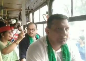 बिहार SIR पर दिल्ली में हल्ला बोल.. तेजस्वी के सांसदों ने खोला मोर्चा, अरेस्ट हुए मनोज झा और संजय यादव !