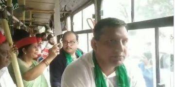 बिहार SIR पर दिल्ली में हल्ला बोल.. तेजस्वी के सांसदों ने खोला मोर्चा, अरेस्ट हुए मनोज झा और संजय यादव !