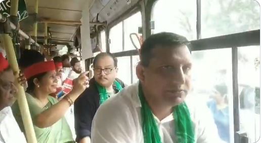 बिहार SIR पर दिल्ली में हल्ला बोल.. तेजस्वी के सांसदों ने खोला मोर्चा, अरेस्ट हुए मनोज झा और संजय यादव !