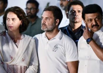 Rahul Gandhi and Tejashwi Yadav leading Voter Adhikar Yatra in Bihar प्रियंका गांधी वोटर अधिकार यात्रा में शामिल होंगी MK Stalin and opposition leaders join Voter Adhikar Yatra Bihar Voter Adhikar Yatra turning into national movement