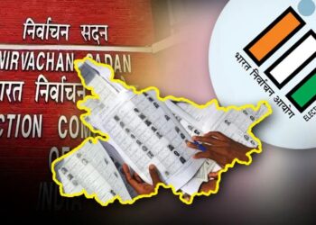 "बिहार में नई वोटर लिस्ट जारी करने की तैयारी करता चुनाव आयोग" "SIR अभियान के तहत घर-घर मतदाता सत्यापन करते BLO" "मतदाता सूची में नाम की जांच करते लोग" "विशेष कैंप में वोटर लिस्ट सुधार के लिए पहुंचे मतदाता"