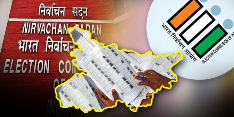 "बिहार में नई वोटर लिस्ट जारी करने की तैयारी करता चुनाव आयोग" "SIR अभियान के तहत घर-घर मतदाता सत्यापन करते BLO" "मतदाता सूची में नाम की जांच करते लोग" "विशेष कैंप में वोटर लिस्ट सुधार के लिए पहुंचे मतदाता"