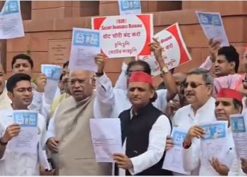 बिहार से दिल्ली तक SIR पर हंगामा.. संसद के बाहर खरगे-अखिलेश समेत विपक्षी नेताओं का विरोध प्रदर्शन