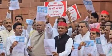 बिहार से दिल्ली तक SIR पर हंगामा.. संसद के बाहर खरगे-अखिलेश समेत विपक्षी नेताओं का विरोध प्रदर्शन