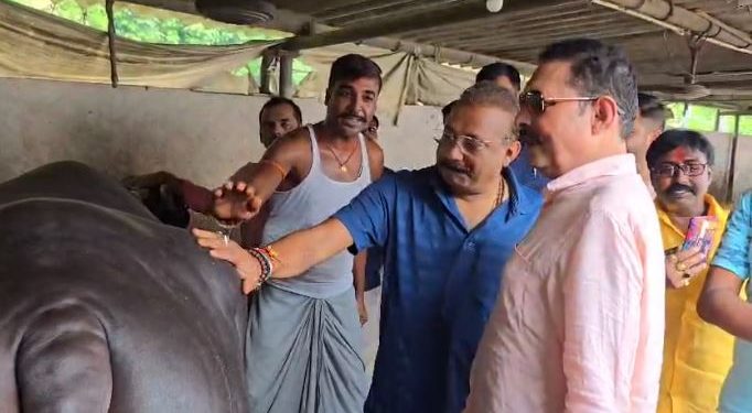 अचानक अनंत सिंह से मिलने पहुंच गये मंत्री अशोक चौधरी.. बाहुबली नेता ने दिखाई अपनी लाखों रुपये वाली भैंस