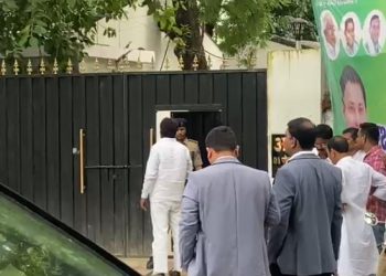 Bihar Politics: बीजेपी विधायक मिश्री लाल पहुंचे तेजस्वी आवास.. घंटों बाहर खड़े रहने के बाद भी नहीं मिली एंट्री !