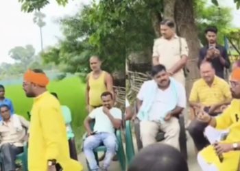 Hajipur News: भाजपा विधायक से लोगों ने मांग लिया हिसाब.. बिदक कर भागने लगे, बोले- नहीं चाहिए तुम्हारा वोट