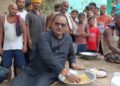 नीतीश कुमार के विधायक गोपाल मंडल का अनोखा अंदाज.. बाढ़ पीड़ितों के बीच खाने लगे सत्तु
