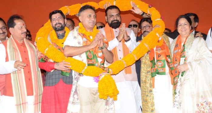 Anand Mishra joins BJP in Patna, आनंद मिश्रा भाजपा जॉइन करते हुए, Nagmani Kushwaha BJP membership, BJP Bihar political leaders join, Jan Suraj Party setback