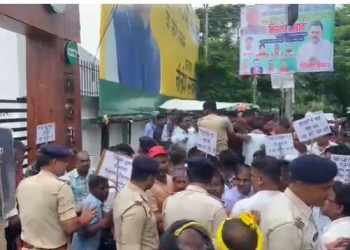 Patna News: पंचायत वार्ड सदस्यों ने घेर लिया जदयू कार्यालय.. हंगामा कर गेट तोड़ने की कोशिश