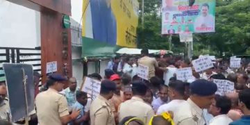 Patna News: पंचायत वार्ड सदस्यों ने घेर लिया जदयू कार्यालय.. हंगामा कर गेट तोड़ने की कोशिश