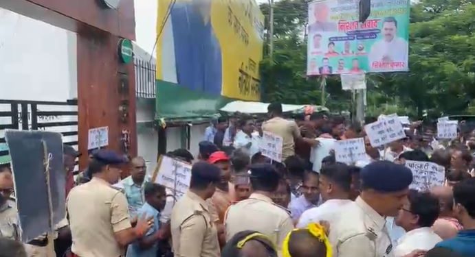 Patna News: पंचायत वार्ड सदस्यों ने घेर लिया जदयू कार्यालय.. हंगामा कर गेट तोड़ने की कोशिश