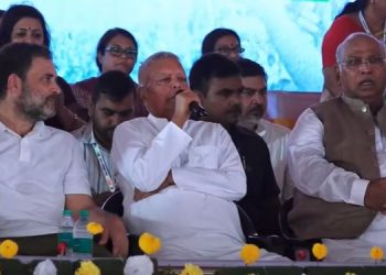 लागल-लागल झुलनिया में धक्का.. ‘वोट अधिकार यात्रा’ में लालू यादव ने गाया गाना
