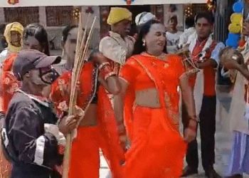 भोजपुर में पूर्व विधायक के पिता की पुण्यतिथि पर लौंडा नाच.. पहुंच गये लालू यादव, सेल्फी के लिये मची होड़