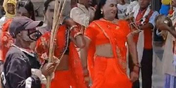 भोजपुर में पूर्व विधायक के पिता की पुण्यतिथि पर लौंडा नाच.. पहुंच गये लालू यादव, सेल्फी के लिये मची होड़