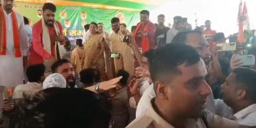 एनडीए कार्यकर्ता सम्मेलन में हंगामा.. बेबी कुमारी और गीता कुमारी के समर्थक भिड़े, मंच पर मौजूद थे दिग्गज नेता