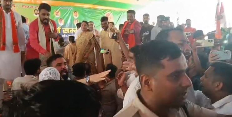 एनडीए कार्यकर्ता सम्मेलन में हंगामा.. बेबी कुमारी और गीता कुमारी के समर्थक भिड़े, मंच पर मौजूद थे दिग्गज नेता