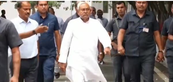 ये लीजिए, बिहार में अब सीएम नीतीश की फोटो के साथ हो गया फर्जीवाड़ा.. !